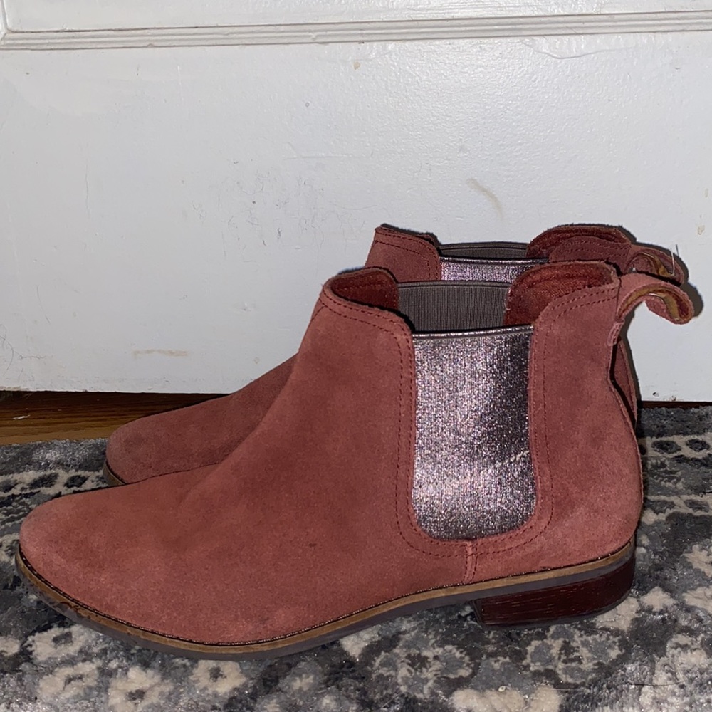Toms Ella Muscat booties Chelsea burgundy suede like boots